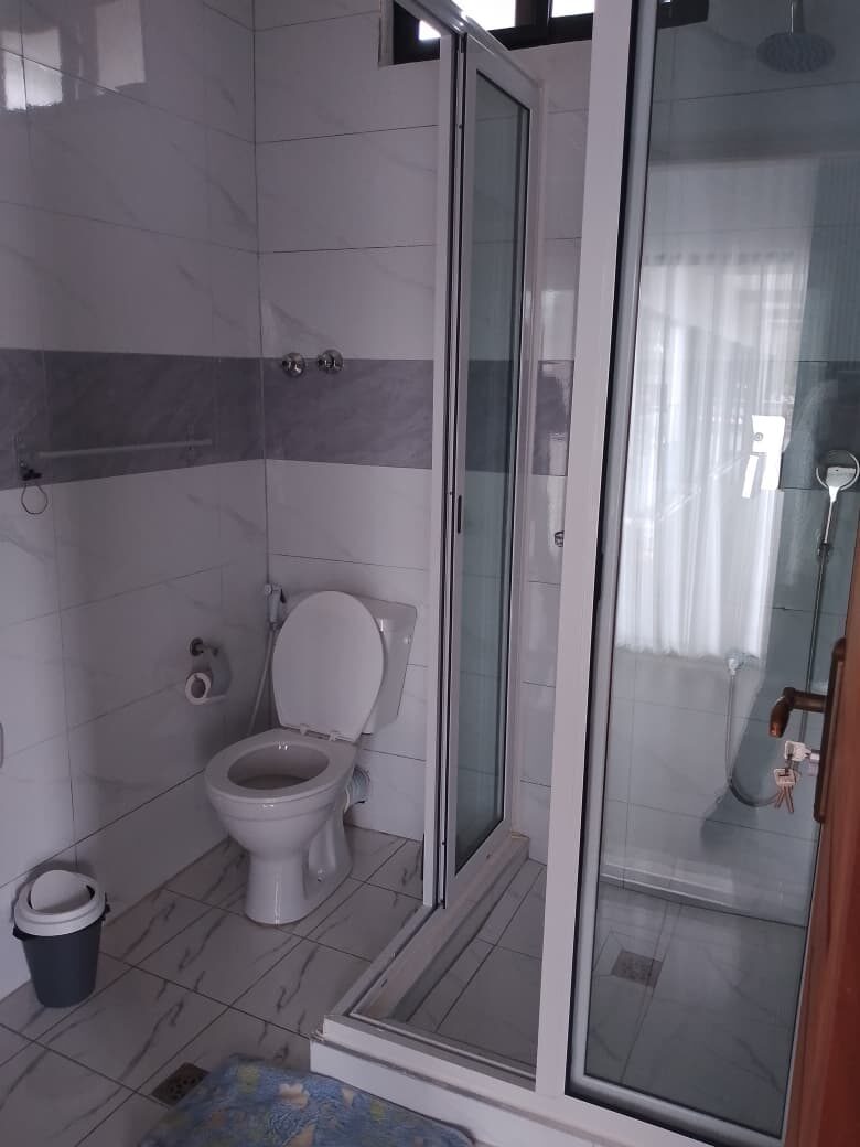 Casa de banho com duche e sanita