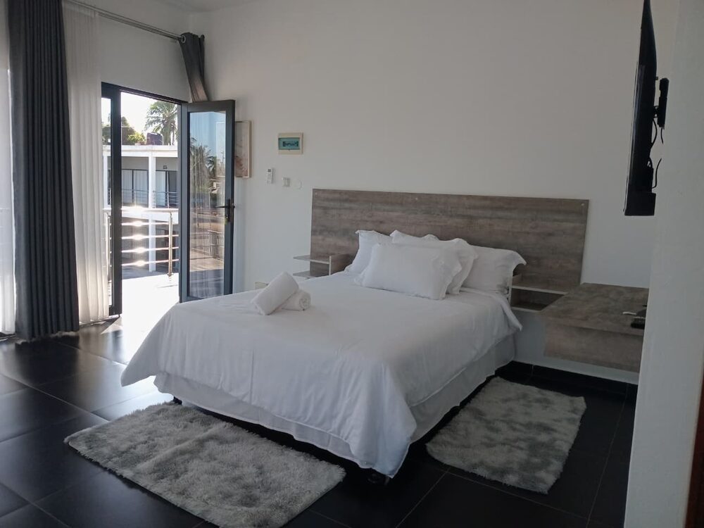 Quarto king com cama grande e porta para a varanda