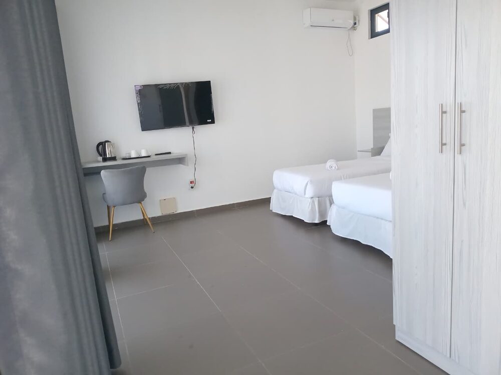 Quarto duplo com secretária, roupeiro e ar condicionado