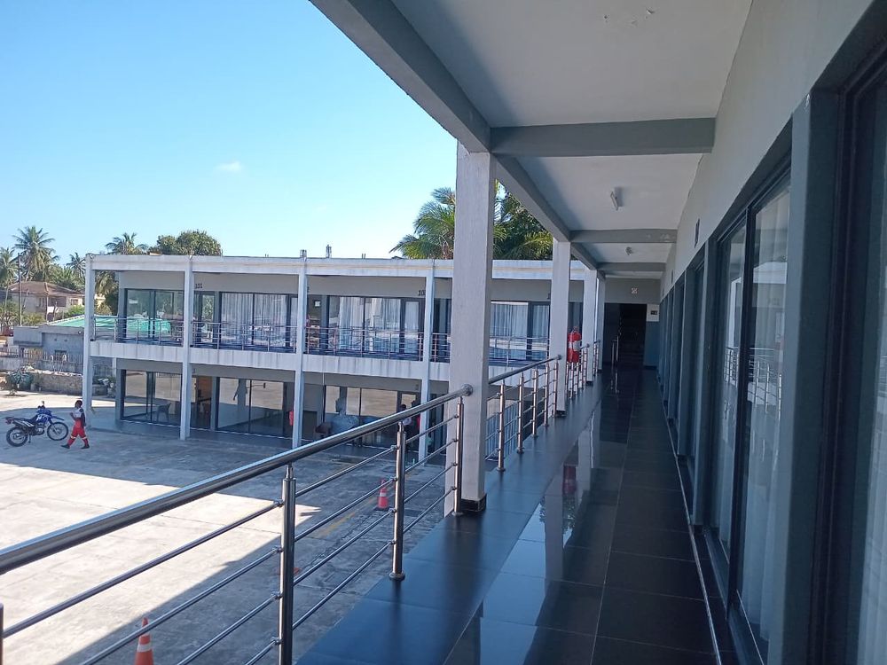 Corredor do piso superior com vista para o pátio