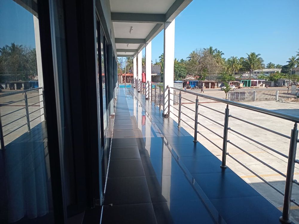 Varanda do piso superior com vista para o pátio