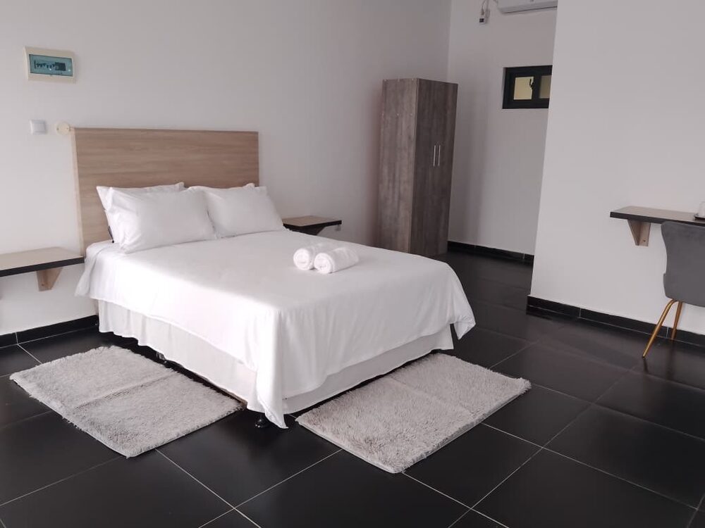 Quarto casal com cama de casal e roupeiro